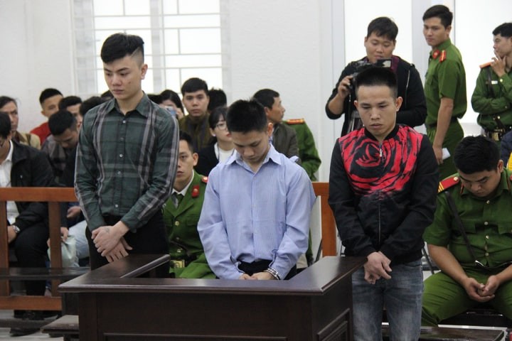 Hình ảnh tòa án xét xử vụ án buôn lậu xe ô tô liên quan Nguyễn Đình Biết