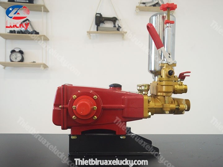 Cấu tạo chắc chắn của đầu bơm HL100 giúp vệ sinh đầu xe ô tô bền bỉ