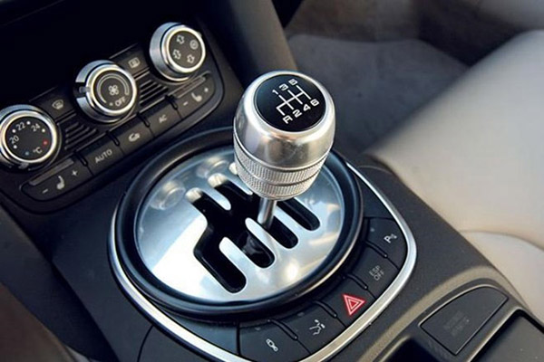 Các bộ phận trong buồng lái xe ô tô số sàn bao gồm bàn đạp ly hợp
