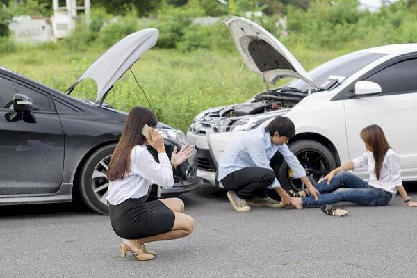 Hình ảnh chủ xe tìm hiểu thủ tục xử phạt khi bảo hiểm dân sự xe ô tô hết hạn Hình ảnh chủ xe tìm hiểu thủ tục xử phạt khi bảo hiểm dân sự xe ô tô hết hạn