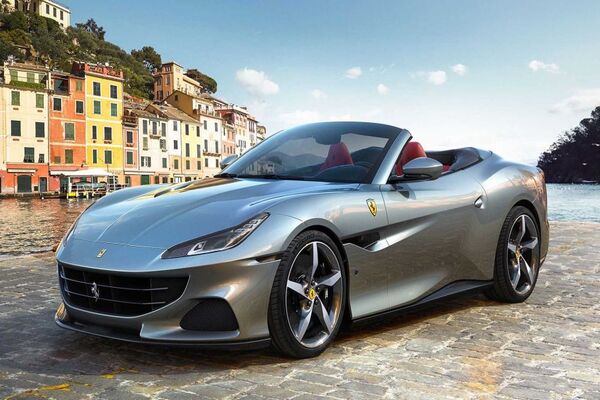 Xe thể thao Ferrari màu đỏ đặc trưng của Ý