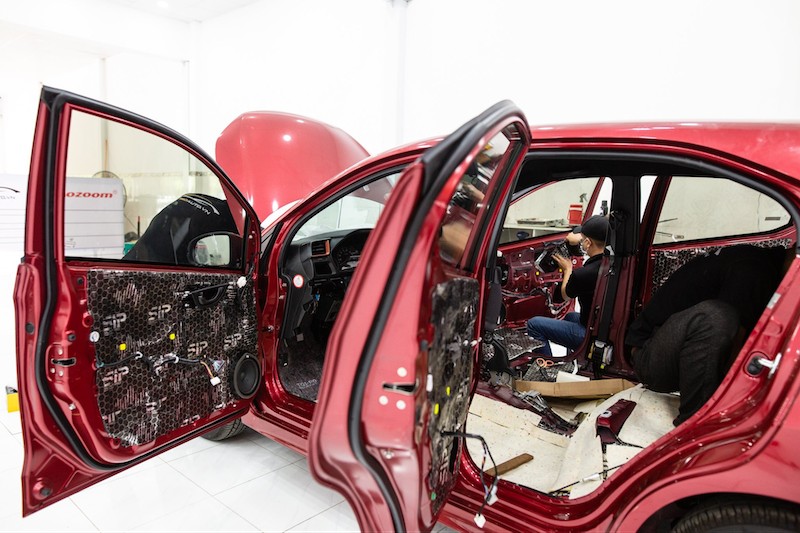 Dán cách âm cửa xe bao gồm vỏ tôn và ốp nhựa bên trong