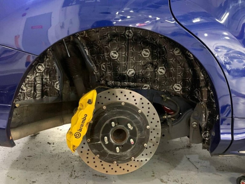 Cách âm hốc lốp xe bằng tấm dán hoặc xịt phủ