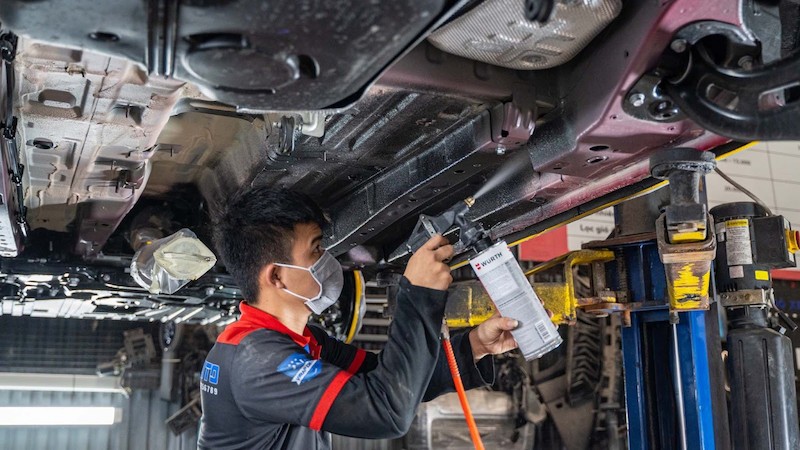 Sơn xịt phủ gầm xe ô tô giúp cách âm và bảo vệ chống rỉ