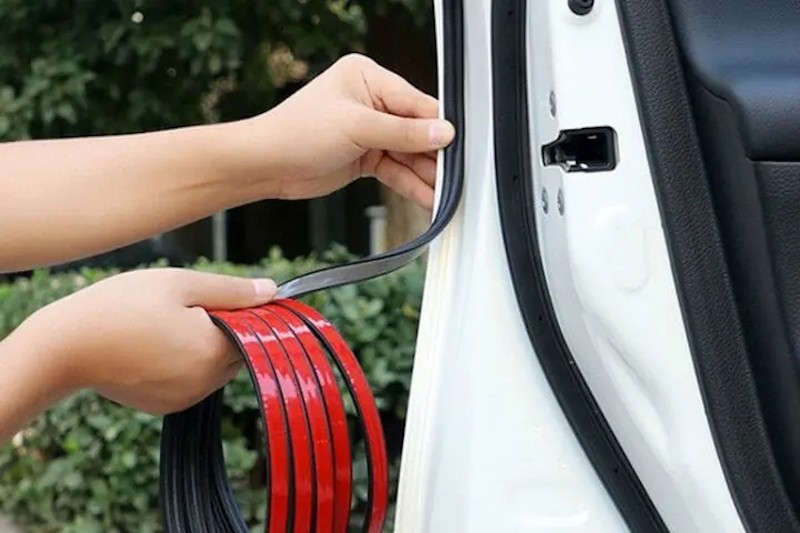 Gắn gioăng cao su mép cửa giúp giảm tiếng ồn lọt vào trong xe