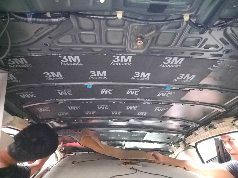 Dán cách âm trần xe ô tô để giảm tiếng ồn từ mưa và gió
