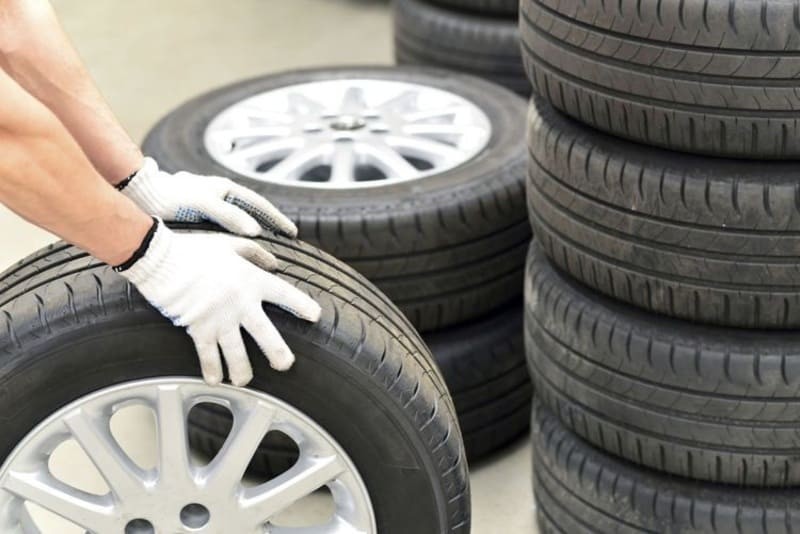 Chuẩn bị lốp xe ô tô cũ để thực hiện cách cắt lốp