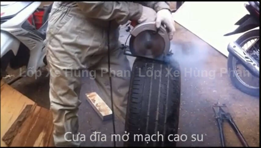 Sử dụng cưa đĩa để cắt lốp bố thép xe tải