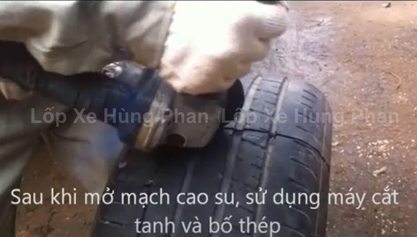 Dùng máy mài góc để xử lý lớp bố thép bên trong lốp xe
