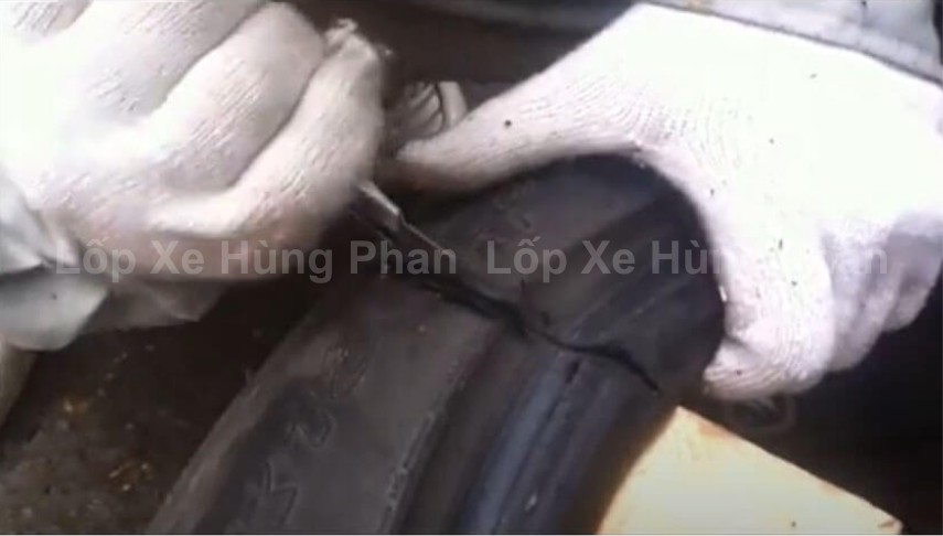 Loại bỏ phần cao su thừa sau khi cắt lốp bố thép
