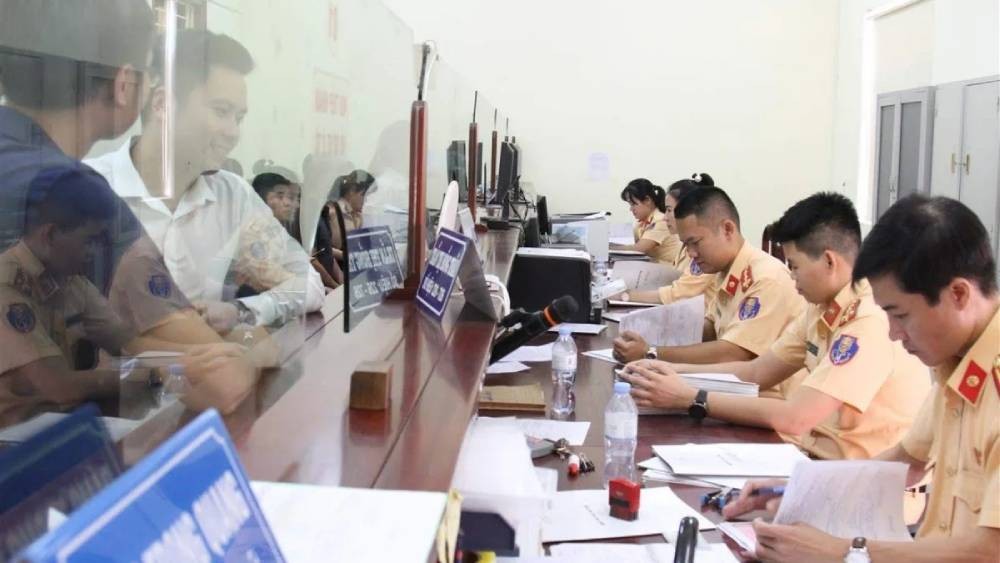 Nộp giấy khai đăng ký xe ô tô tại cơ quan Công an