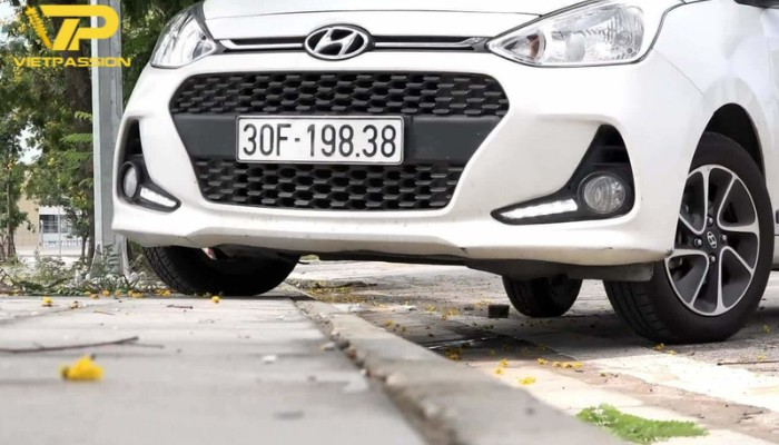 Hình minh họa kỹ thuật lái xe ô tô lên xuống vỉa hè theo đường chéo