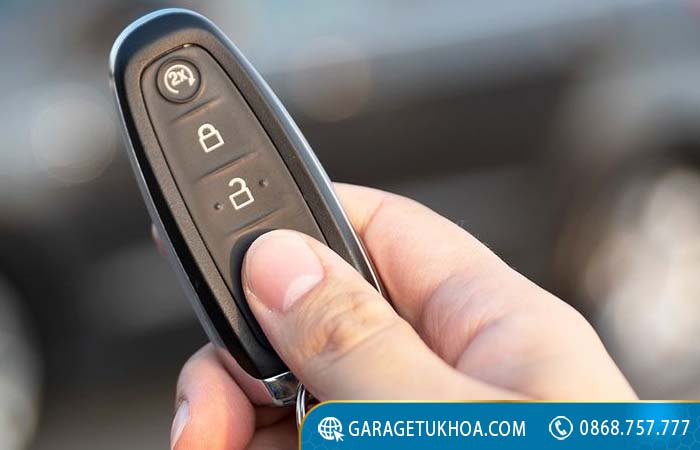 Hình ảnh chìa khóa xe ô tô và ổ khóa cửa xe, minh họa các trường hợp cần cách khóa cửa xe ô tô không cần chìa