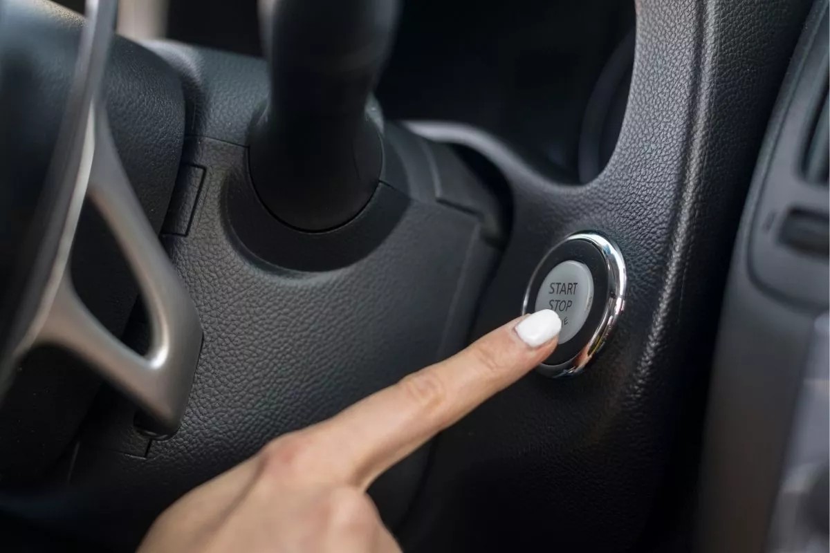 Nhấn vào nút Engine Start Stop