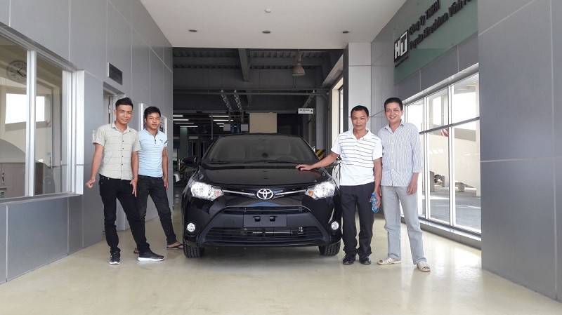 Nhân viên tư vấn quy trình mua xe trả góp