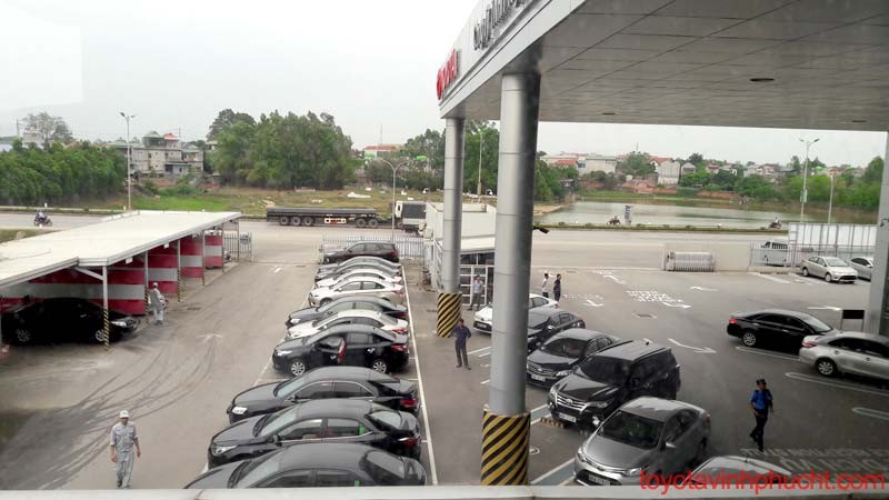 Nhân viên Toyota chuyên nghiệp tư vấn xe