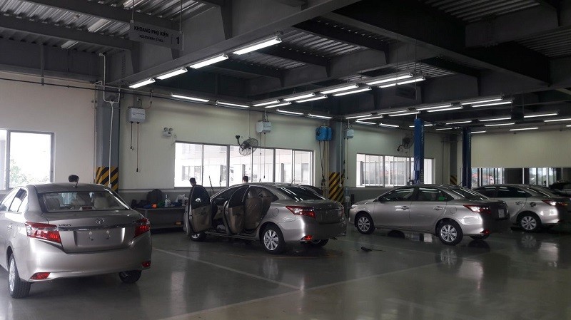 Khách hàng ký nhận bàn giao xe Toyota mới