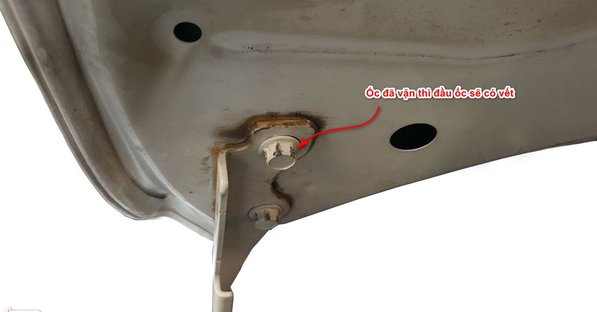 Nhận biết ốc vít xe ô tô cũ đã bị tháo lắp có dấu vết