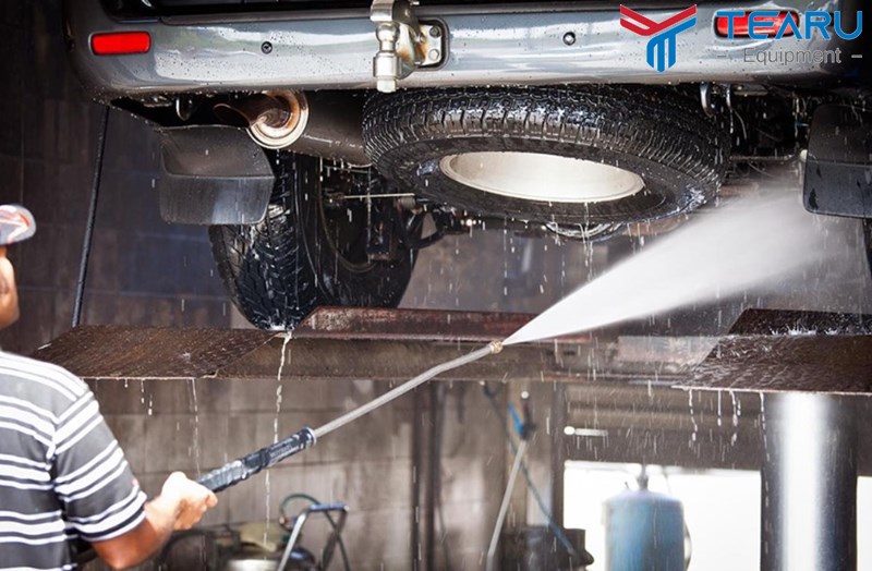 Làm sạch kỹ lưỡng gầm xe ô tô trước khi phủ