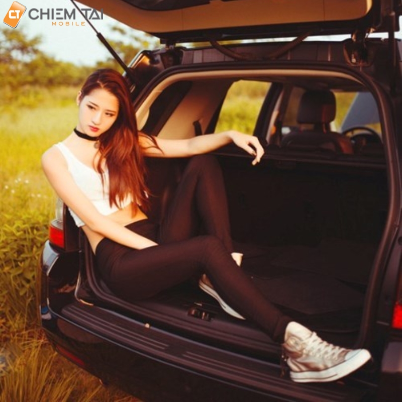 Sáng tạo khi chụp ảnh trên xe ô tô với cốp xe mở