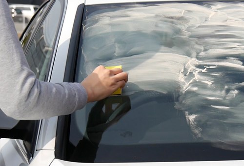 Chất tẩy rửa kính xe ô tô: Hướng dẫn toàn diện từ A đến Z