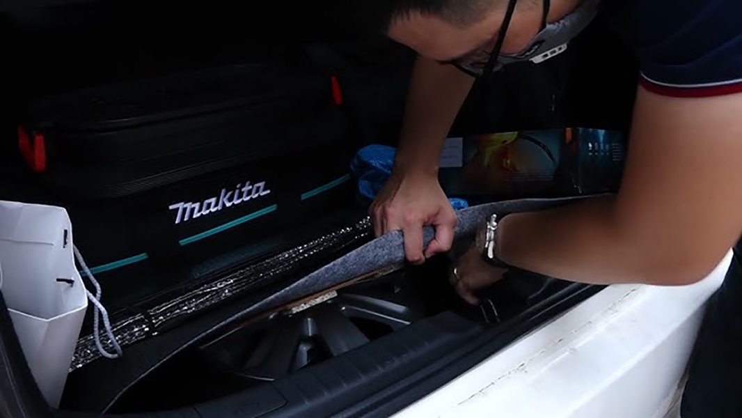 Thao tác gỡ bỏ thiết bị định vị không dây khỏi xe