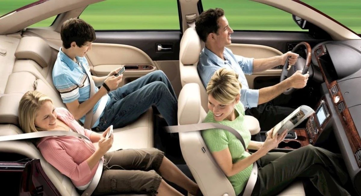 Thắt dây an toàn giúp hạn chế va đập giữa các hành khách khi xảy ra tai nạn