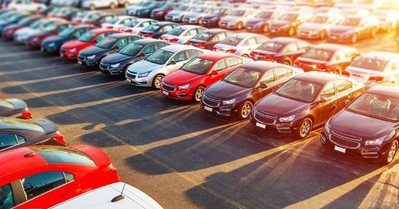 Chuyên gia kiểm tra xe ô tô cũ để tham khảo giá xe ô tô cũ