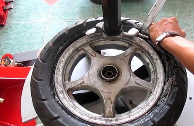 Cách vá lốp xe ô tô không săm hiệu quả và nhanh chóng