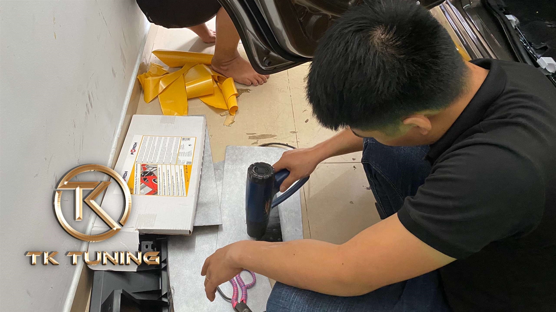 Vật liệu cách âm chống ồn cho xe ô tô đang được thi công