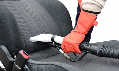 Thoa dung dịch làm sạch lên ghế nỉ xe ô tô