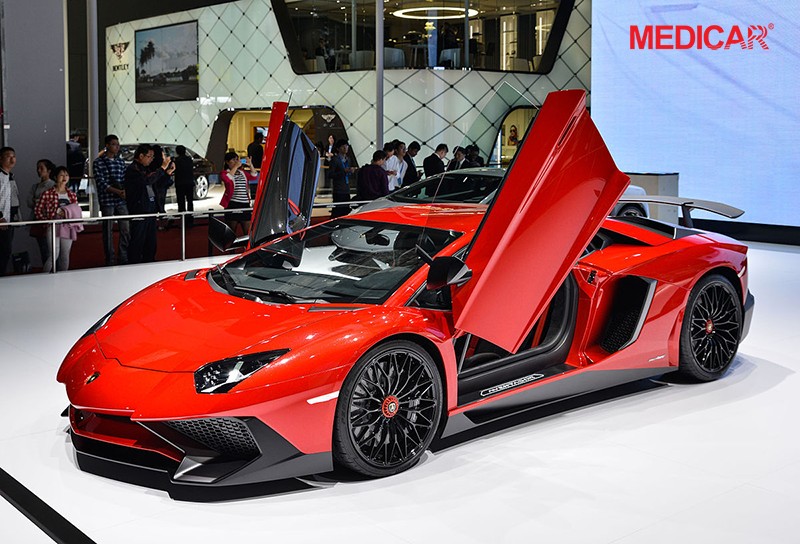 Lamborghini Aventador mạnh mẽ trên đường phố