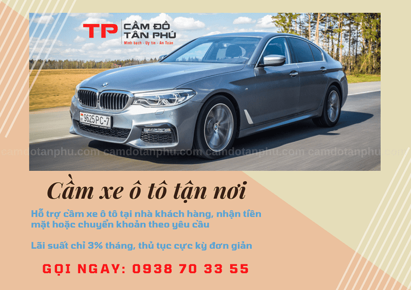 Cán bộ hướng dẫn thủ tục đứng tên xe ô tô