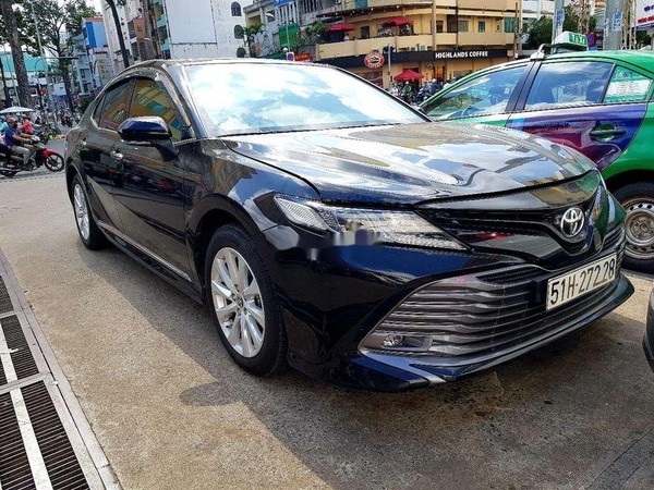 Xe Toyota Camry màu xanh đen độc đáo