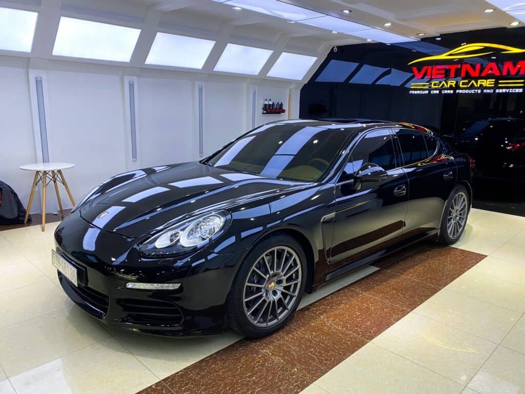 Quy trình đánh bóng xe ô tô trong phòng detailing chuyên dụng