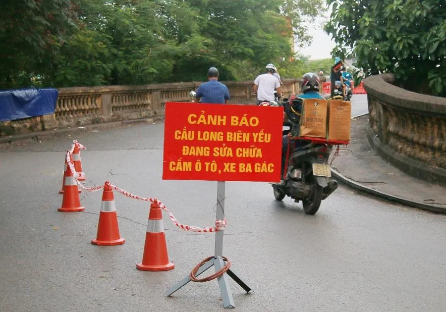 Rào chắn ngăn xe ô tô trên cầu Long Biên tại đầu cầu Hà Nội