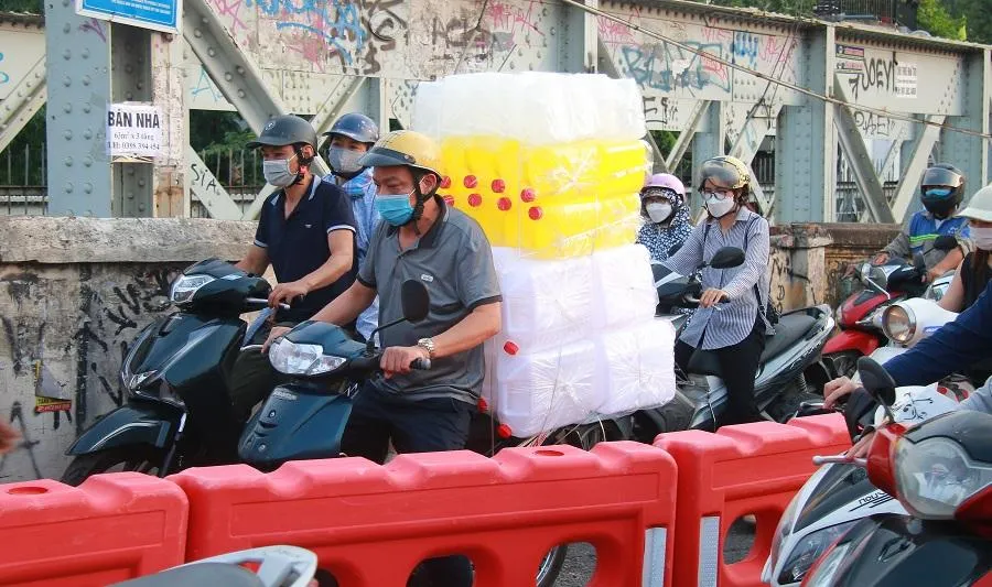 Xe máy chen chúc qua rào chắn thu hẹp lối đi trên cầu Long Biên
