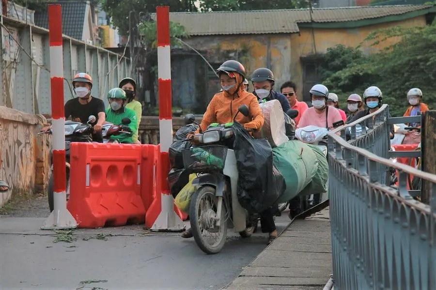 Dòng xe máy xếp hàng dài tại lối lên cầu Long Biên giờ cao điểm
