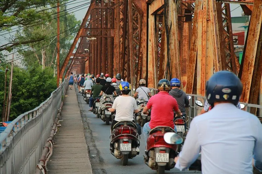 Xe máy di chuyển bình thường sau khi vượt qua điểm ùn tắc rào chắn cầu Long Biên