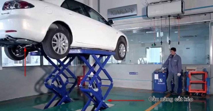 Sử dụng cầu nâng để kiểm tra kỹ gầm xe ô tô cũ lướt