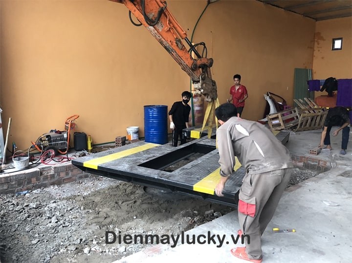 Di chuyển mặt bàn nâng vào ty cầu bằng máy cẩu