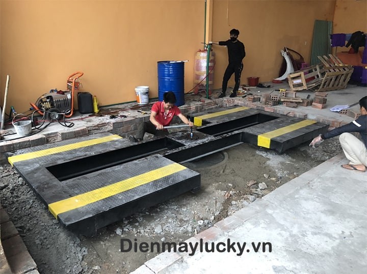 Cố định mặt bàn cầu nâng 1 trụ âm nền