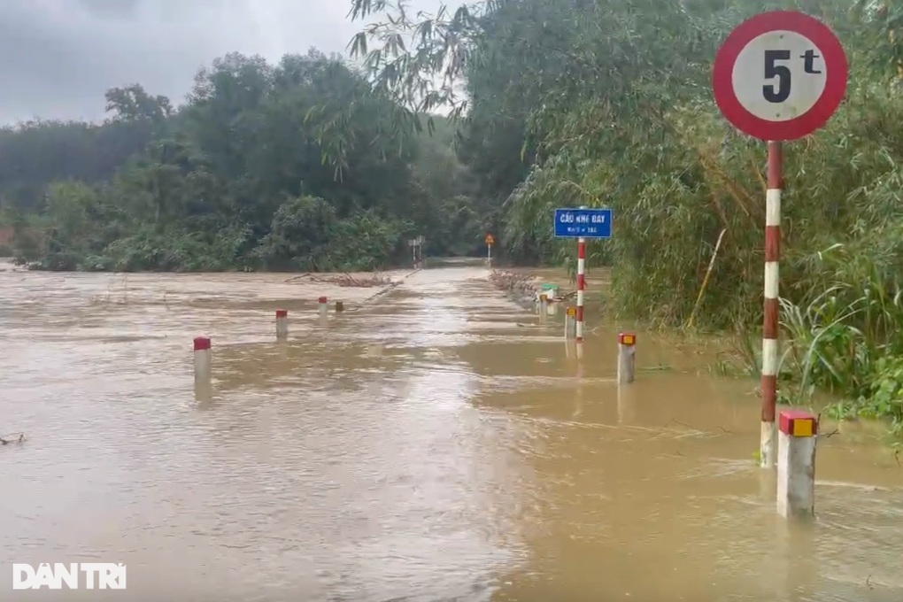 Ngầm tràn trên tỉnh lộ 12D, tuyến đường thay thế cho cầu treo Bình Thành khi bị hạn chế tải trọng