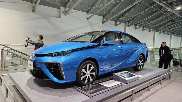 Xe ô tô chạy bằng điện Toyota Mirai - Hình ảnh xe pin nhiên liệu hydro FCEV