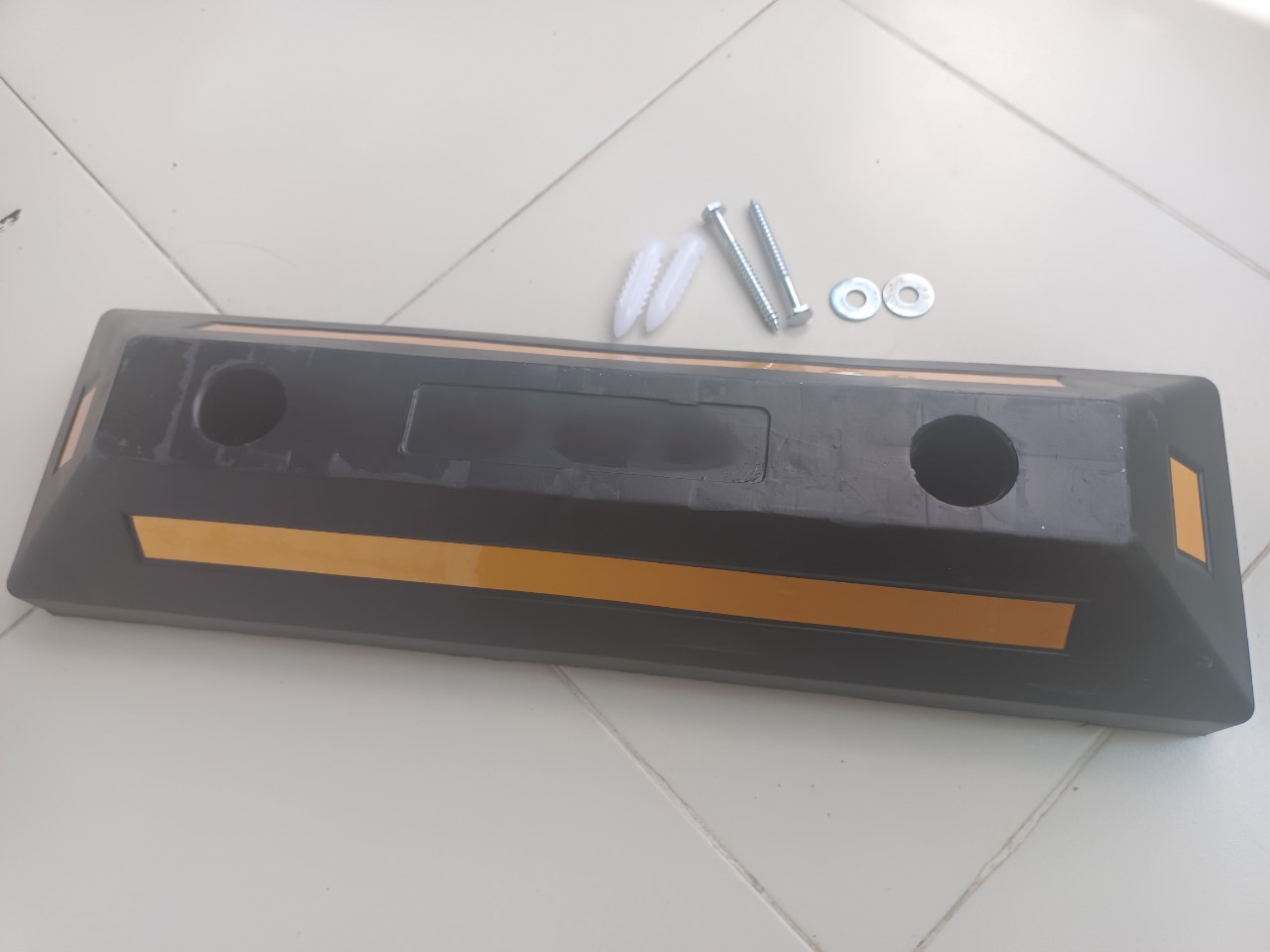 Gờ chặn xe ô tô bằng cao su bền chắc