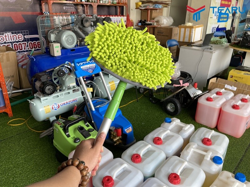 Cán cầm tiện dụng giúp lau nóc xe dễ dàng