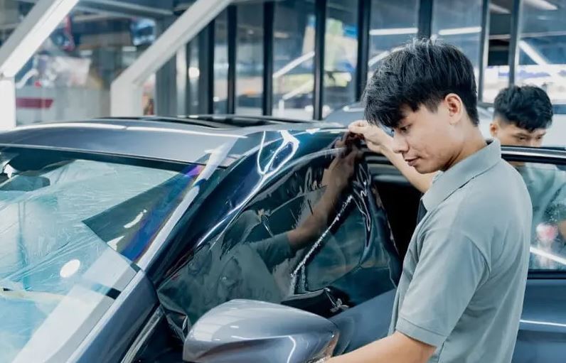 Dán phim cách nhiệt lên kính xe ô tô để giảm nóng