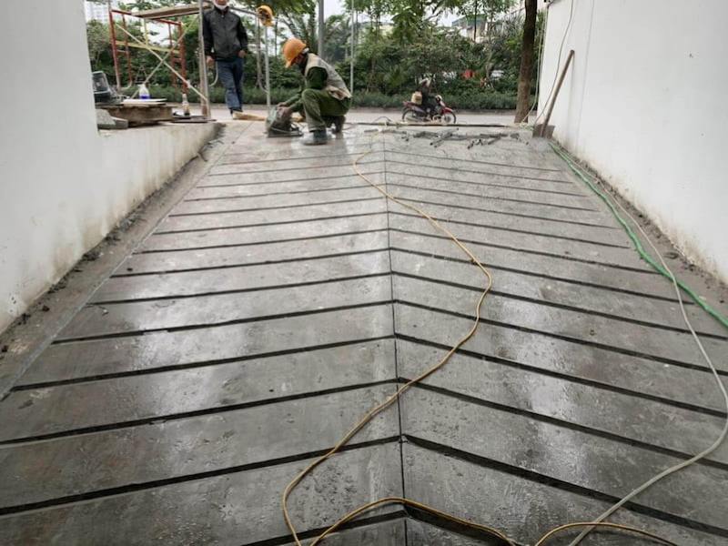 Rãnh xẻ ngang bề mặt dốc cầu bê tông giúp chống trơn trượt hiệu quả