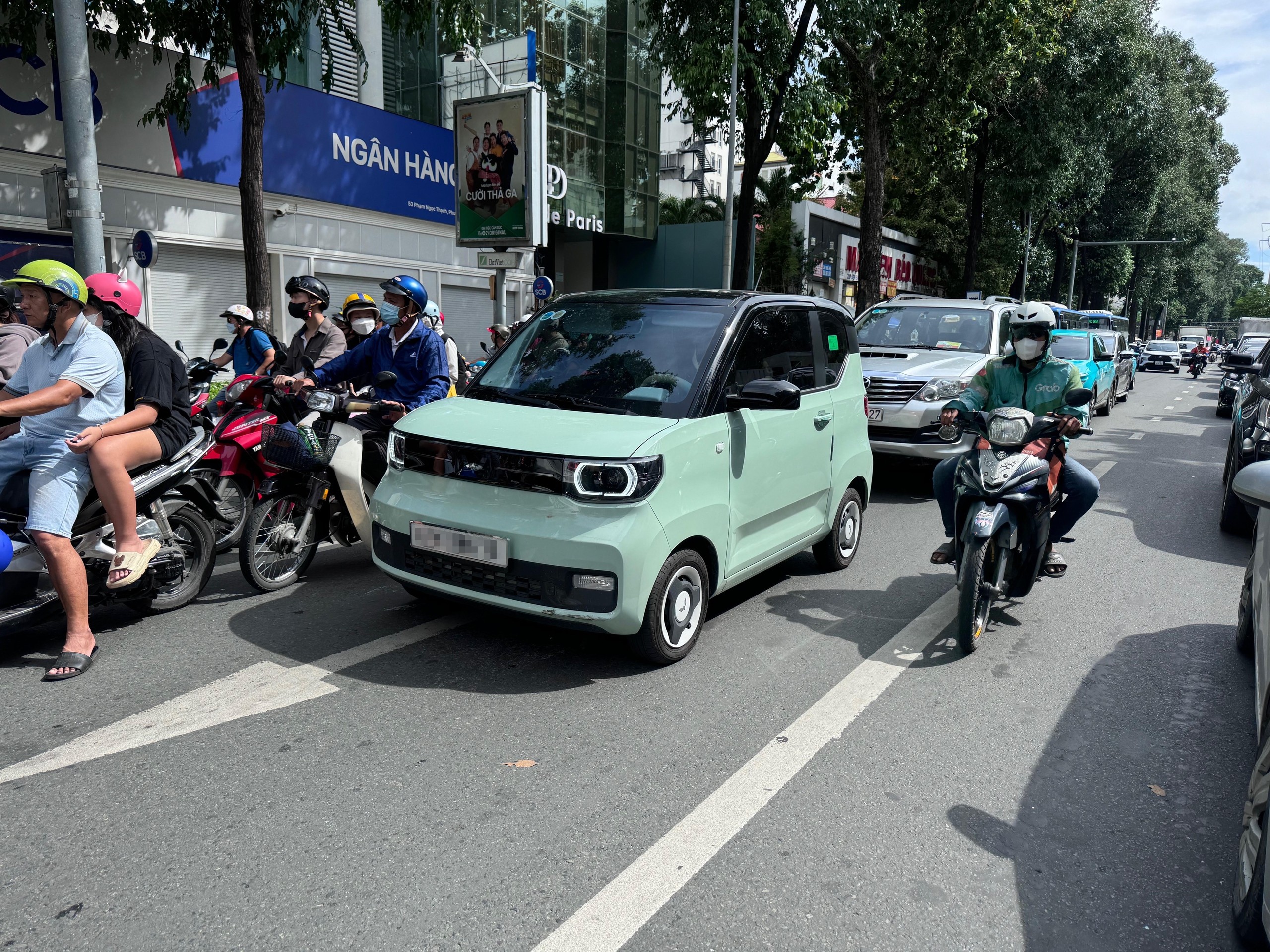 Xe ô tô điện mini giá rẻ di chuyển trong đô thị Việt Nam