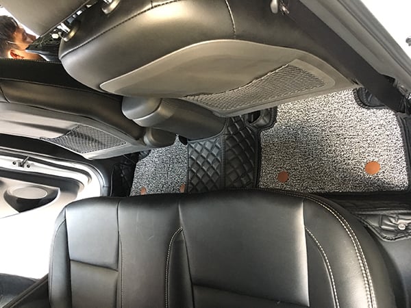 Nội thất xe Hyundai Kona với thảm lót sàn và bọc ghế da